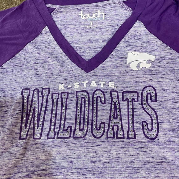 🆕 Touch by Alyssa Milano Kansas State University Wildcats Bling V Neck TShirt - Picture 4 of 7